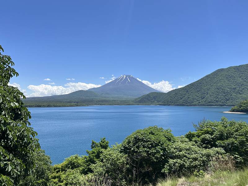 ツーリング中、本栖湖からの富士山